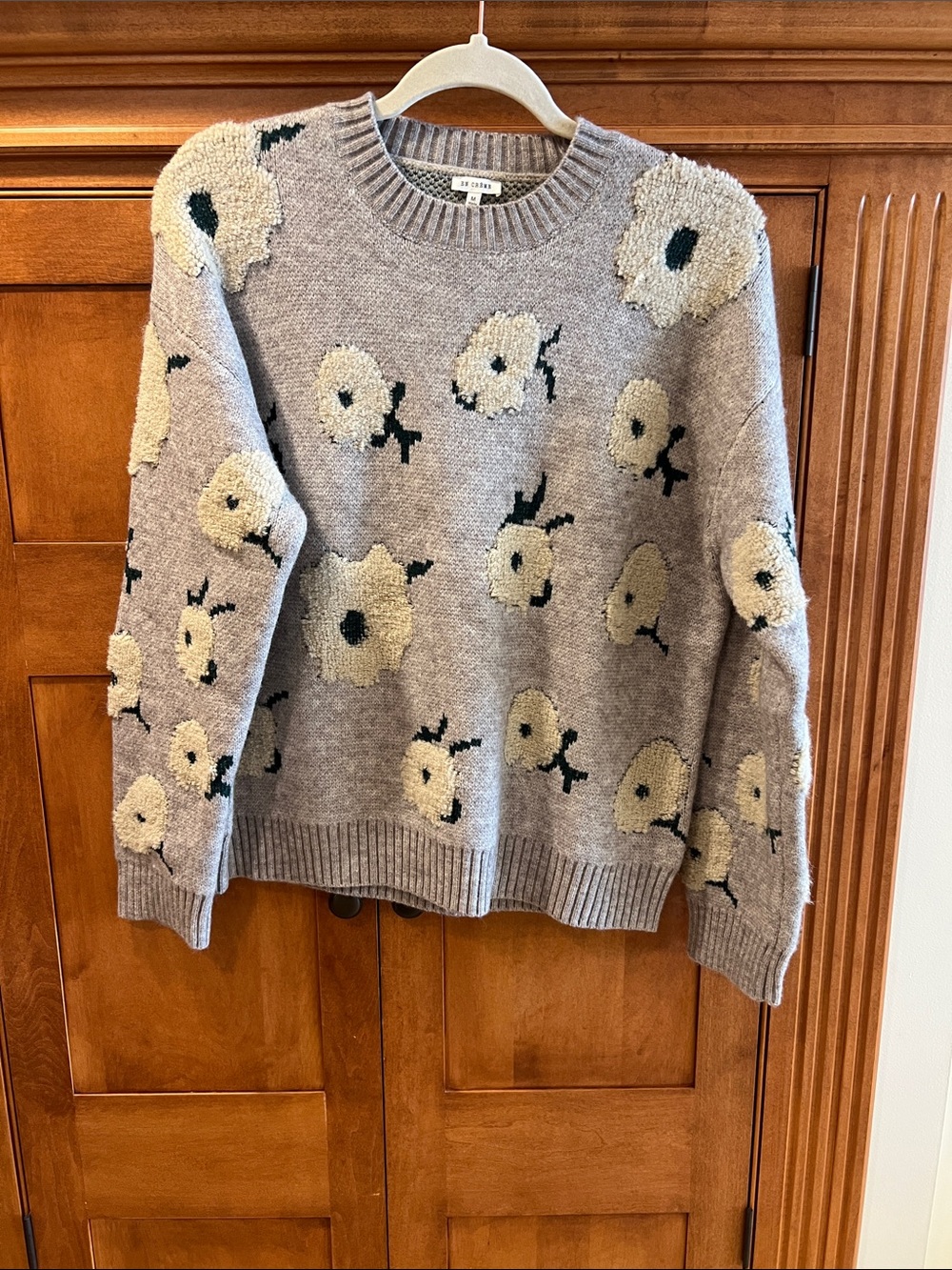 En Creme Gray Crewneck Sweater with Cream Floral Appliqués
